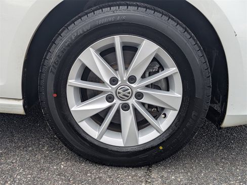 Used 2017 Volkswagen Golf S image 12