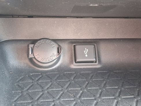 Used 2021 Toyota RAV4 XLE AWD/4WD image 23