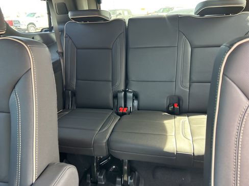 Used 2024 GMC Yukon SLT w/ SLT Premium Package image 14