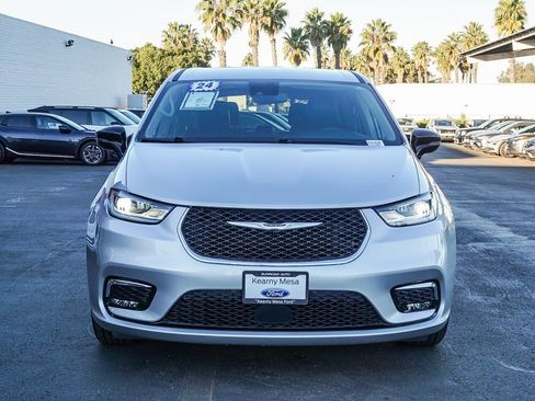 Used 2024 Chrysler Pacifica Touring-L image 2