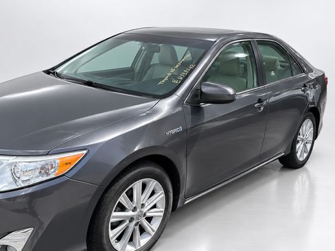 Used 2014 Toyota Camry XLE w/ Leather Package FWD image 4