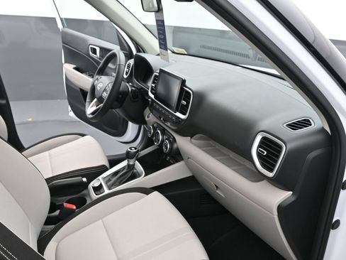 Certified 2025 Hyundai Venue SEL image 31