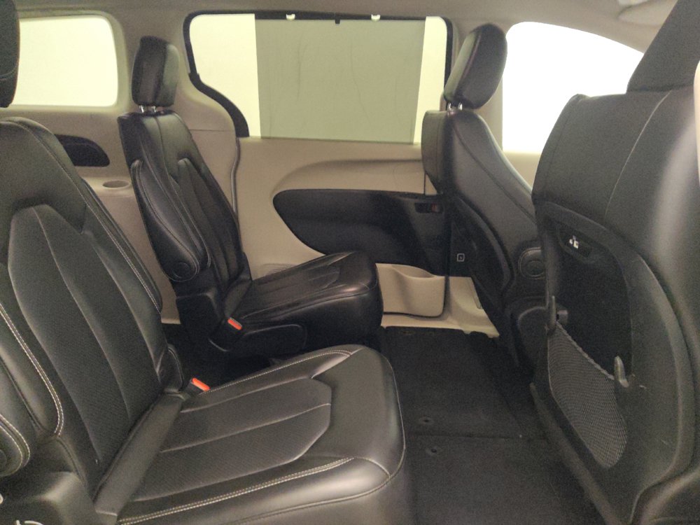 Used 2023 Chrysler Pacifica Touring-L FWD image 19