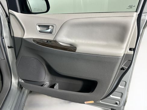 Used 2019 Toyota Sienna XLE image 36