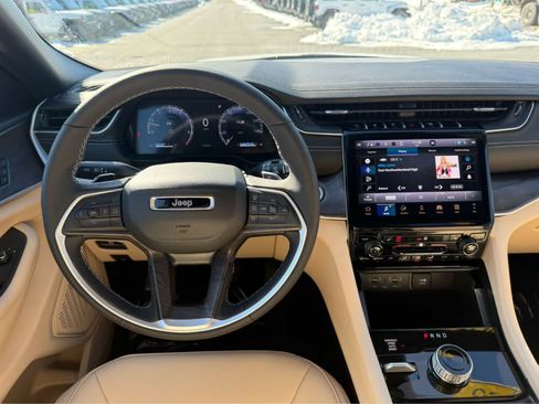 Used 2025 Jeep Grand Cherokee Limited image 14