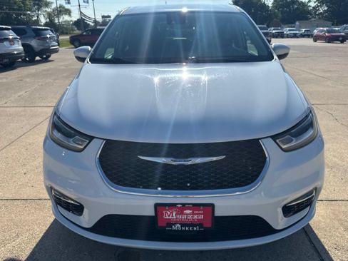 Used 2023 Chrysler Pacifica Touring-L FWD image 8