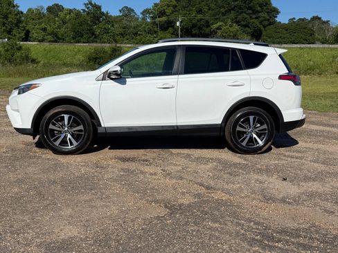 Used 2018 Toyota RAV4 XLE FWD image 2