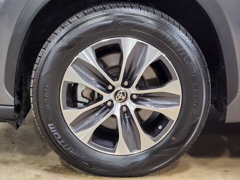 Used 2021 Toyota Highlander XLE FWD image 28