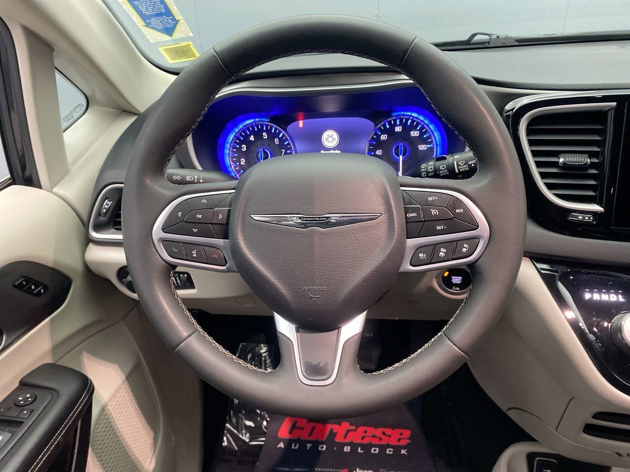 Used 2023 Chrysler Pacifica Touring-L FWD image 16