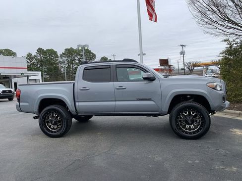 Used 2018 Toyota Tacoma TRD Sport image 9