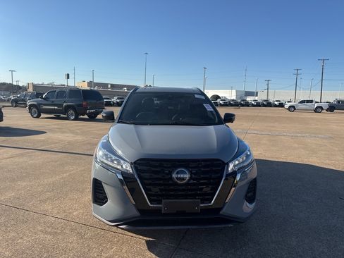 Used 2023 Nissan Kicks SR w/ SR Premium Package image 2