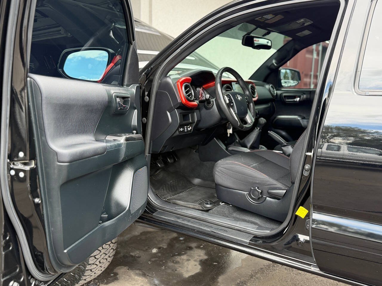 Used 2017 Toyota Tacoma TRD Sport w/ Tow Package AWD/4WD image 2