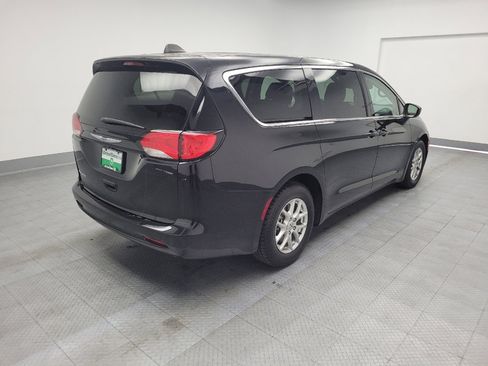 Used 2022 Chrysler Voyager LX image 9