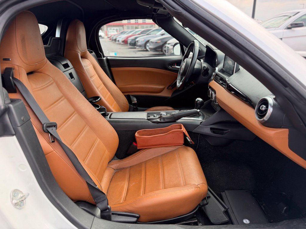 Used 2019 FIAT 124 Spider Lusso w/ Convenience Group RWD image 9