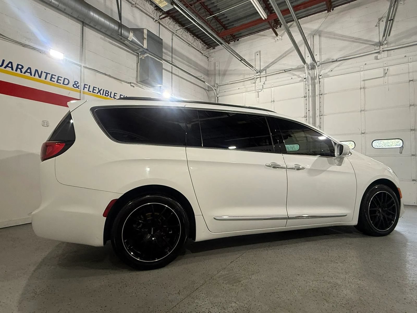 Used 2018 Chrysler Pacifica Touring-L FWD image 6