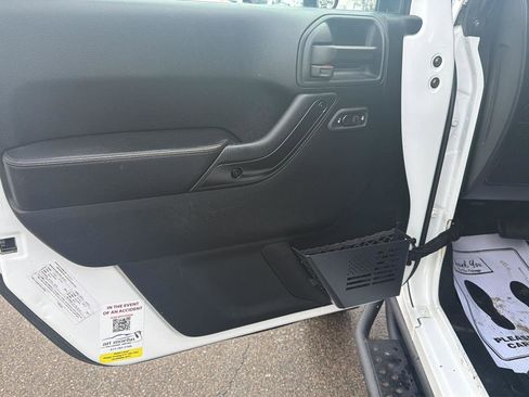 Used 2017 Jeep Wrangler Unlimited Sahara image 12