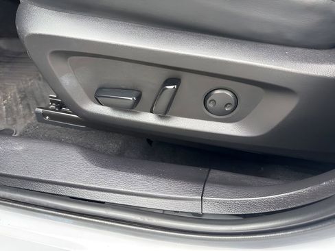 Used 2023 Mitsubishi Outlander SE image 10