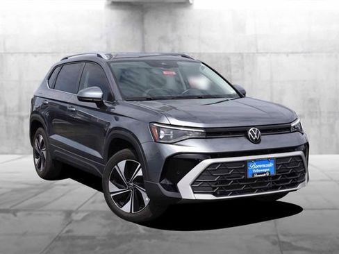 Used 2025 Volkswagen Taos SE AWD/4WD image 2