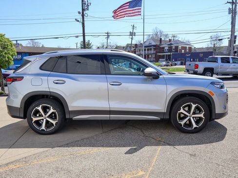 Used 2025 Volkswagen Tiguan SE image 6