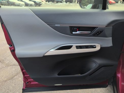 Used 2022 Toyota Venza XLE image 15