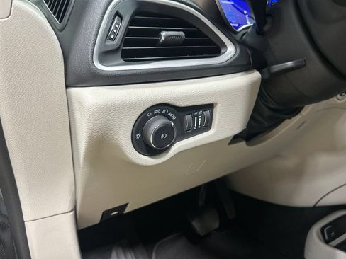Certified 2024 Chrysler Pacifica Touring-L FWD image 29