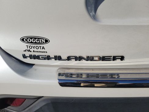 Used 2022 Toyota Highlander XLE FWD image 25
