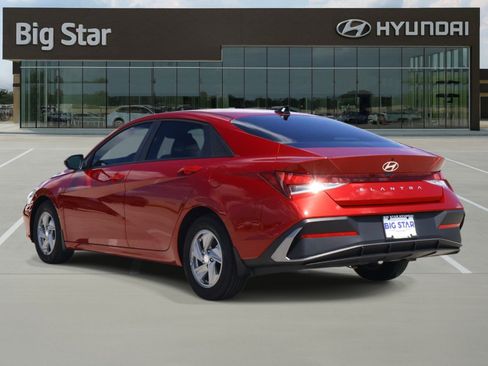 Used 2026 Hyundai Elantra SE FWD image 3