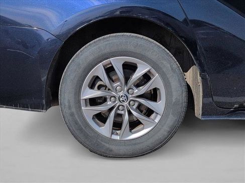 Used 2022 Toyota Sienna XLE image 6