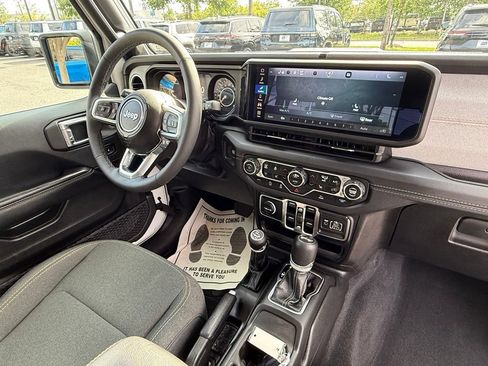 Used 2025 Jeep Wrangler Unlimited Sahara AWD/4WD image 17