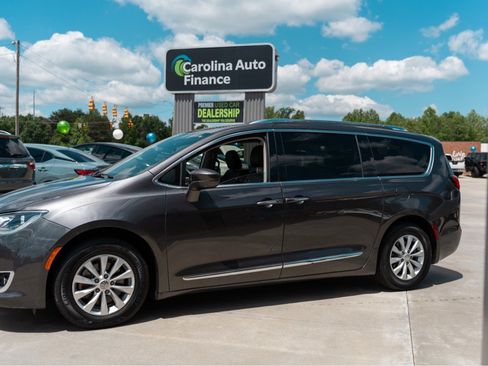 Used 2019 Chrysler Pacifica Touring-L FWD image 3