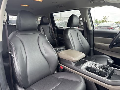 Used 2025 Kia Carnival FWD image 18