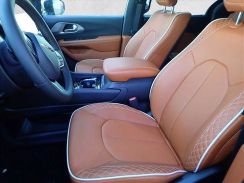 New 2026 Chrysler Pacifica Pinnacle image 14