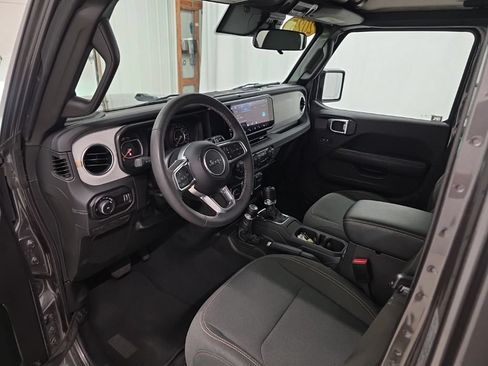 Used 2025 Jeep Wrangler Unlimited Sahara AWD/4WD image 13