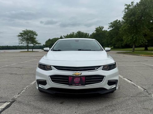 Used 2018 Chevrolet Malibu LT w/ Leather Package FWD image 2