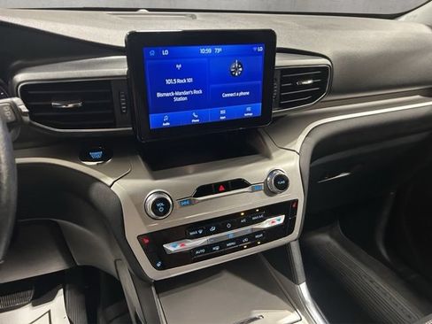Used 2022 Ford Explorer XLT w/ Equipment Group 202A AWD/4WD image 16