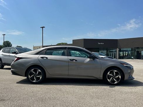 Used 2022 Hyundai Elantra Limited w/ Cargo Package FWD image 6