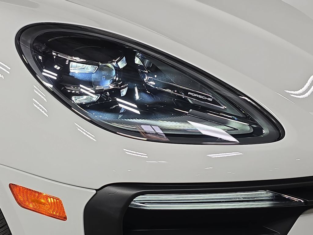 Certified 2026 Porsche Macan AWD/4WD image 12