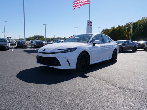 Used 2025 Toyota Camry LE image 8