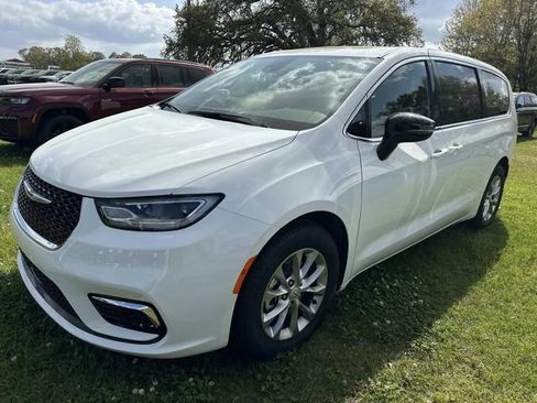New 2026 Chrysler Pacifica Limited w/ Trailer Tow Group FWD image 12