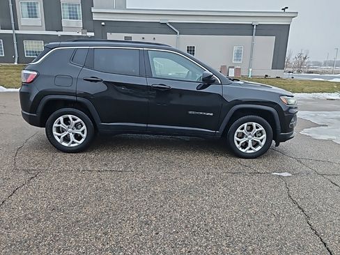 Used 2024 Jeep Compass Latitude image 11