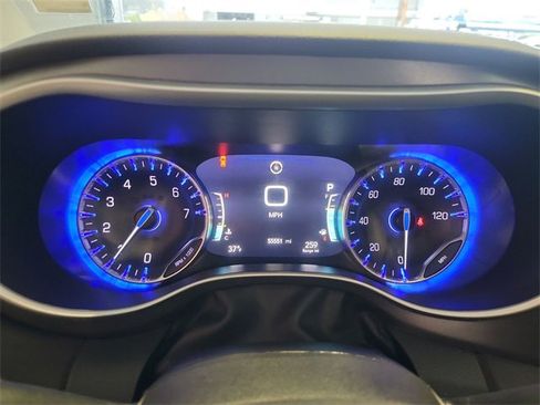 Used 2024 Chrysler Pacifica Touring-L image 15