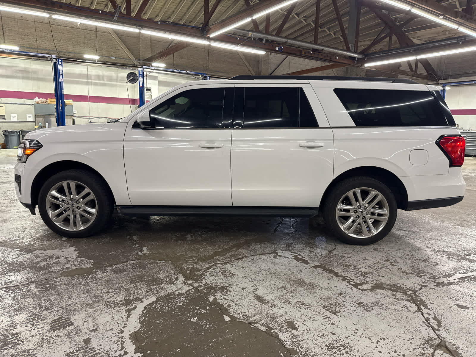 Used 2022 Ford Expedition Max XLT AWD/4WD image 6
