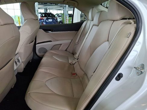 Used 2020 Toyota Camry XLE w/ Sunroof Package FWD image 13
