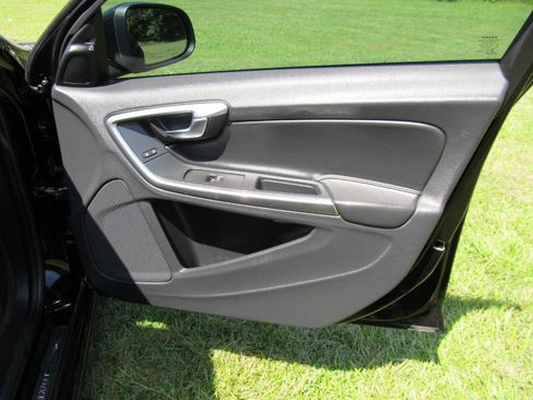 Used 2018 Volvo V60 T5 Dynamic w/ Vision Package image 39