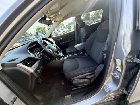 Used 2016 Jeep Cherokee Latitude AWD/4WD image 38