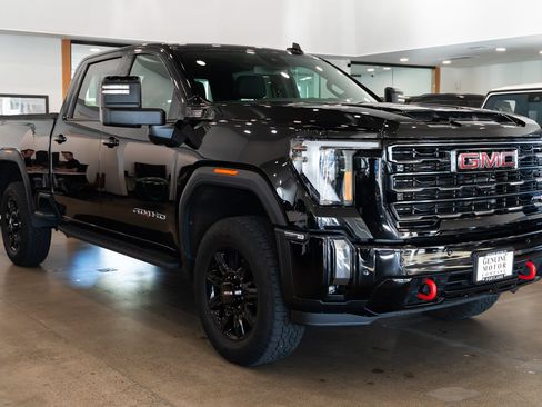 Used 2024 GMC Sierra 2500 AT4 AWD/4WD image 3