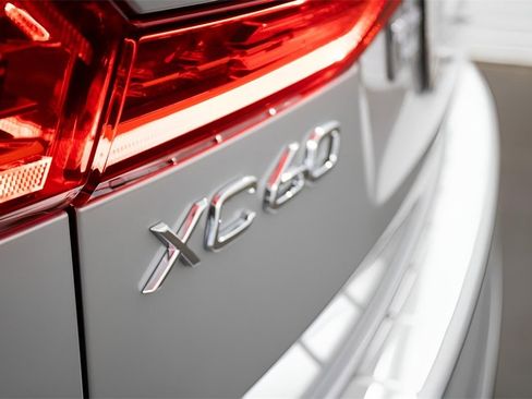 Certified 2025 Volvo XC60 T8 Core w/ Protection Package Premier image 11