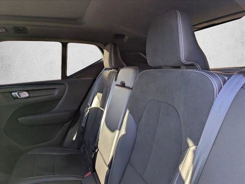 Used 2022 Volvo XC40 T4 R-Design w/ Protection Package Premier image 14