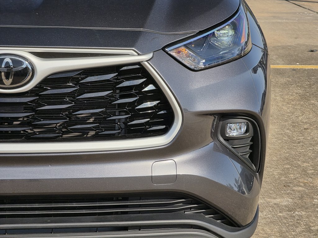 Used 2025 Toyota Highlander LE FWD image 4