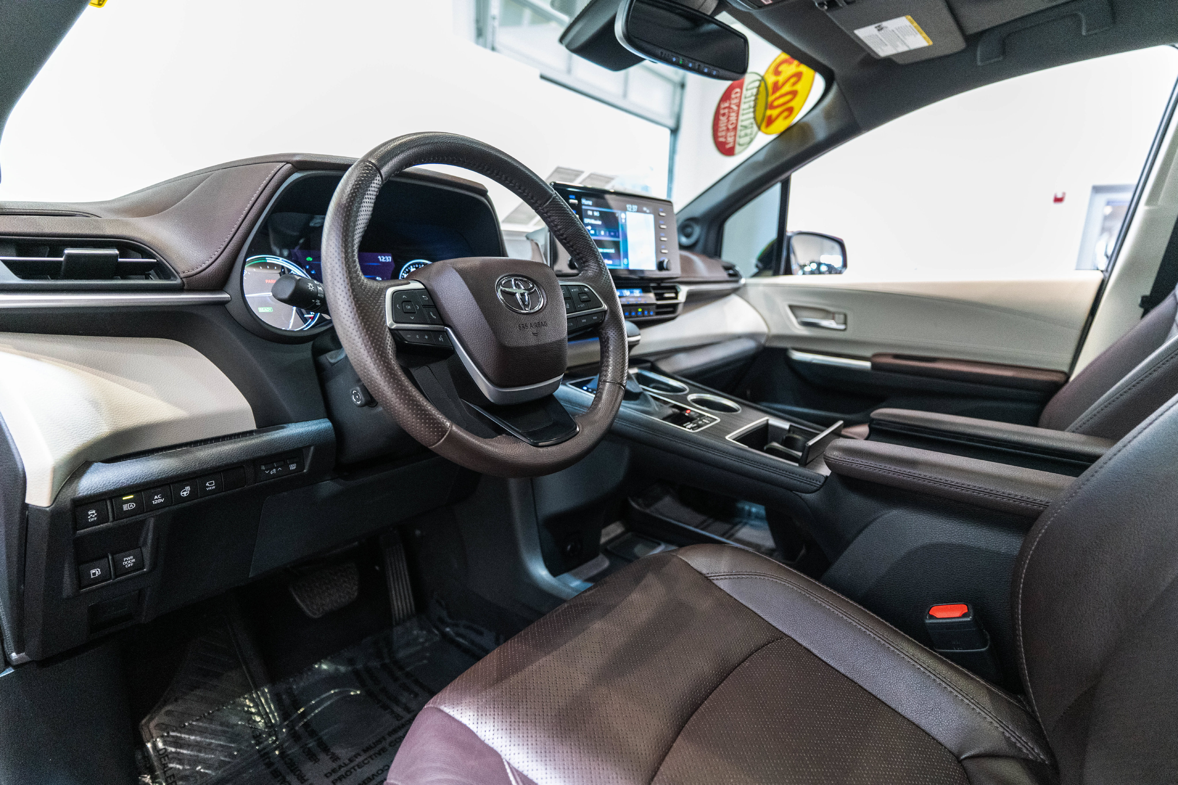 Used 2023 Toyota Sienna Platinum FWD image 4